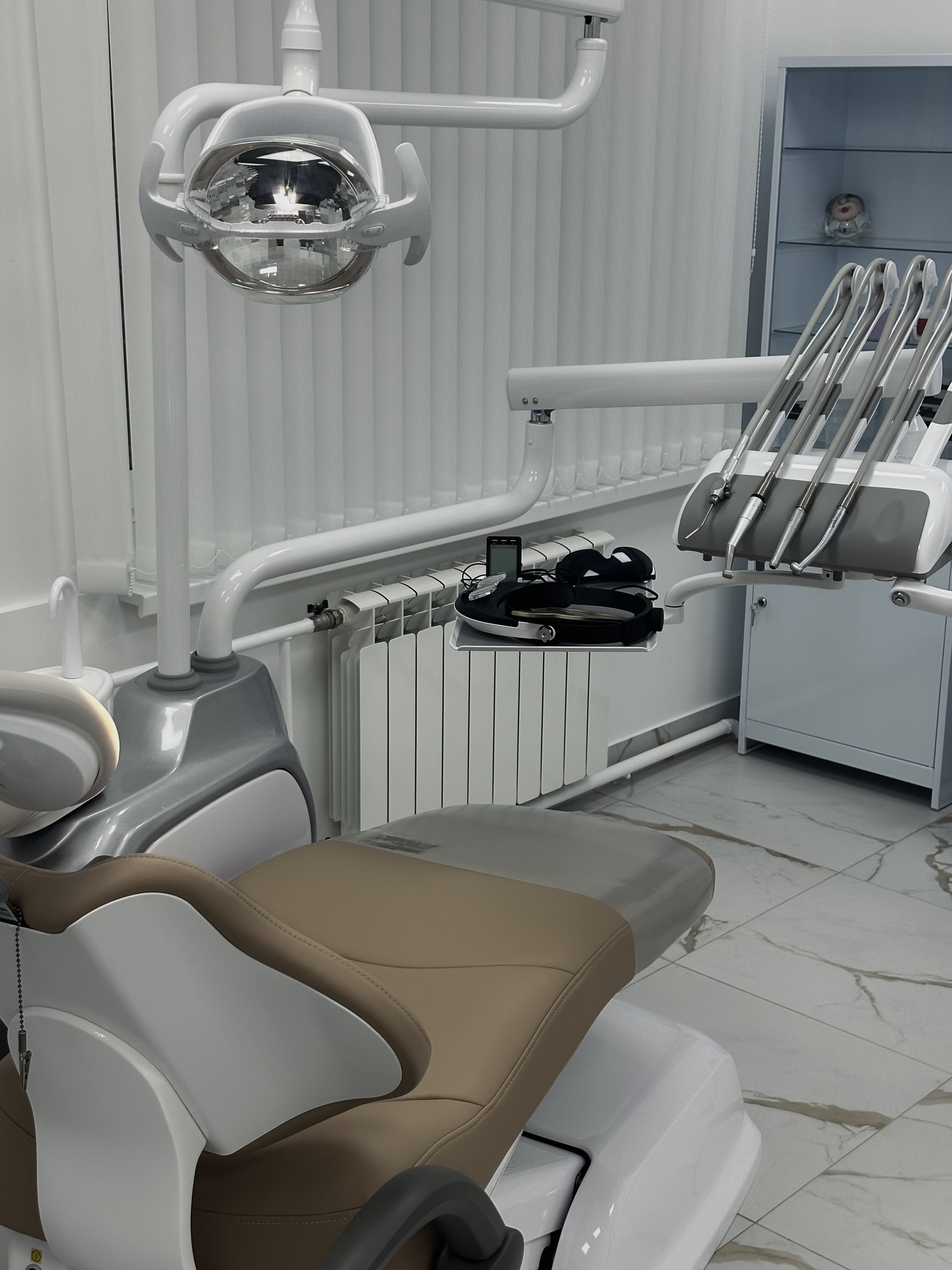 Счастливый пациент с красивой улыбкой